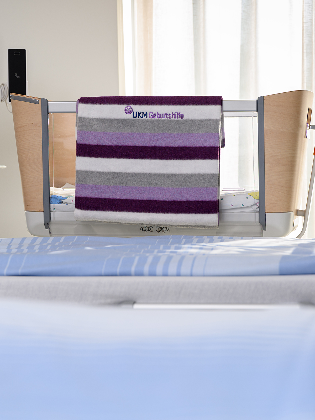 UKM Geburtshilfe | Normale Geburt in Münster | Babybett mit Decke